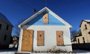 abandoned boarded up house